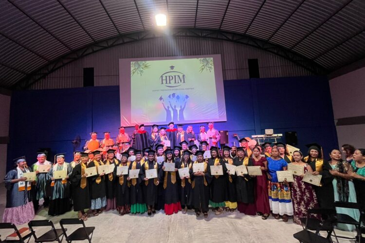 Grupo de graduados de las Escuelas de Ministerio en Juchitán