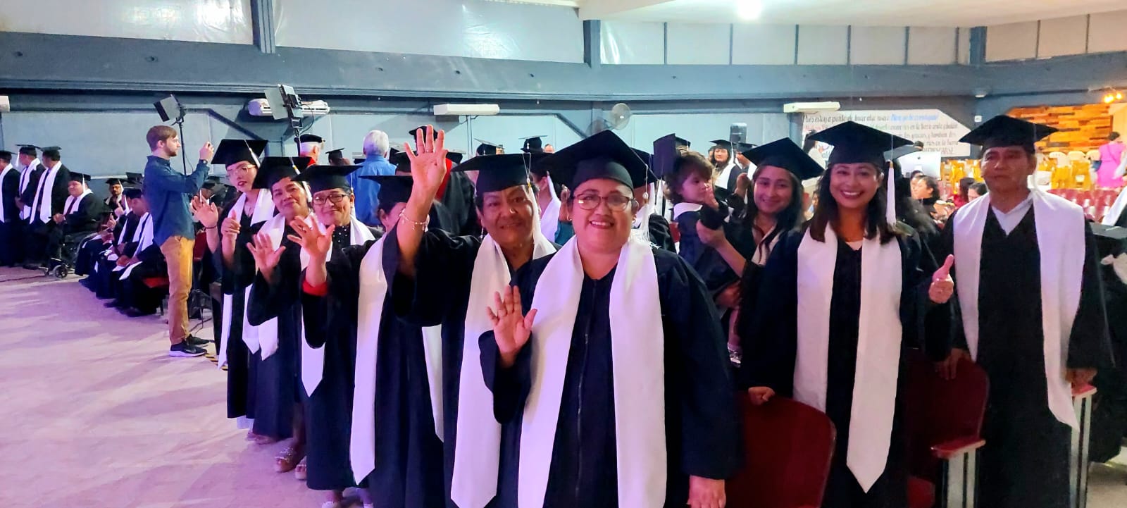 Graduados de las Escuelas de Ministerio saludando durante una ceremonia